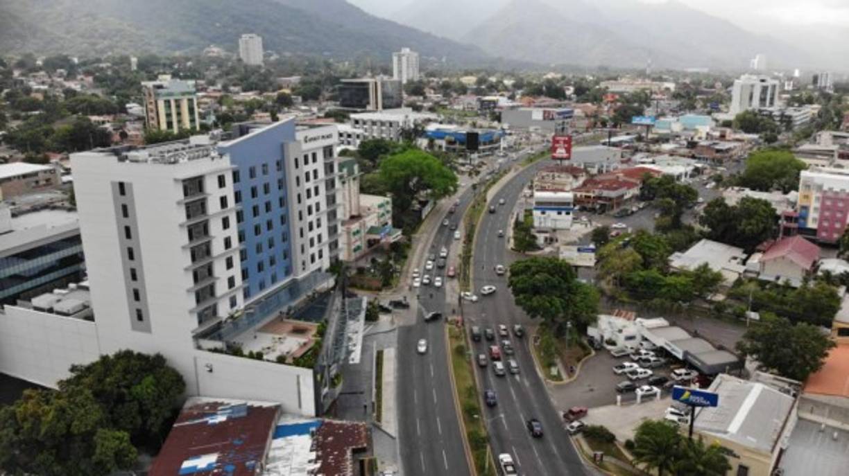 Se encuentra que se encuentra a una cuadra del City Mall de San Pedro Sula es propiedad de Latam Hotel Corporation, empresa dedicada al desarrollo de propiedades de uso mixto.