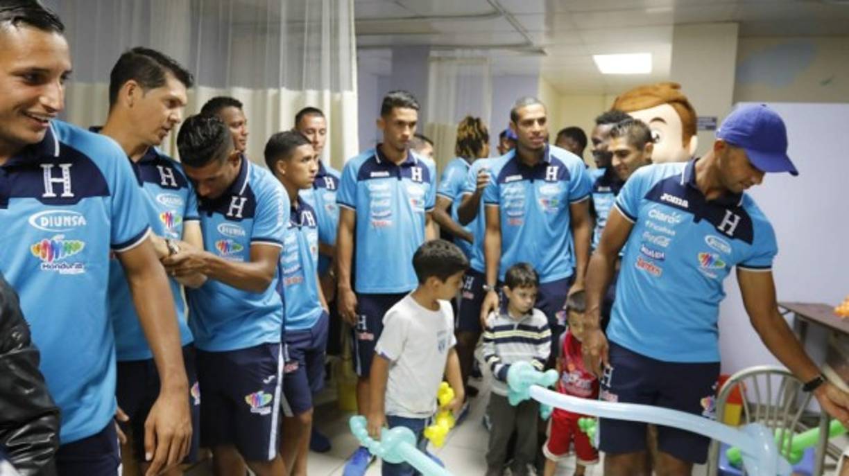 Los seleccionados hondureños aprovecharon para llevarle algunos regalos a los pequeños.