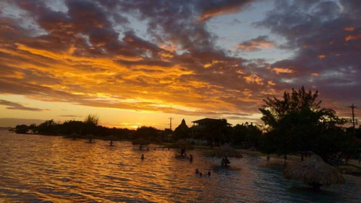 Cuenta con 35 hoteles y resorts, 23 casas de playa, 29 casas de renta y 53 apartamentos. El 90% de los turistas llegan para aprender a bucear y se quedan en la isla hasta por un mes.