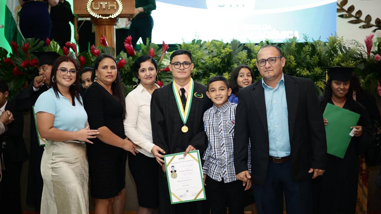 Gabriela Baca, Julia Carranza, Ana Donaire, Erick, Anderson y Leopoldo Baca