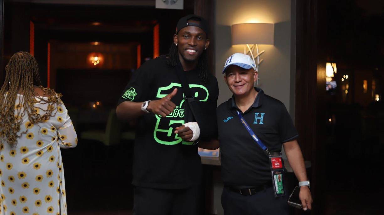 Alberth Elis llegó directo al hotel, en donde compartirá con sus compañeros previo al duelo ante Haití este domingo.