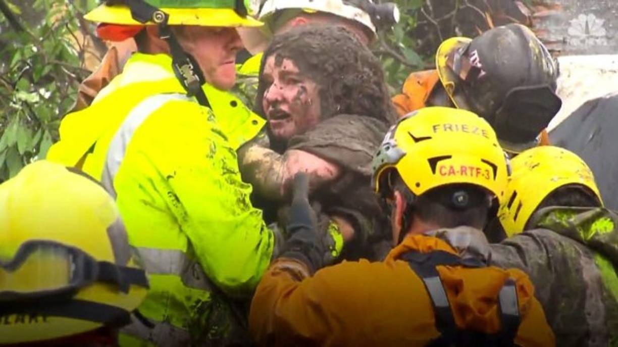 Un video muestra el rescate de una joven de 14 años, cubierta de barro y atrapada en su casa, que fue encontrada por uno de los perros de rescate que buscan a otras posibles víctimas.