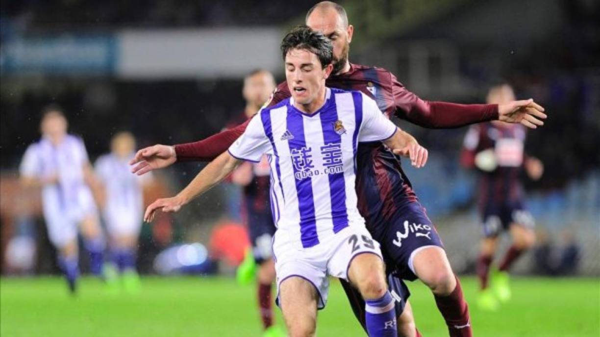 Álvaro Odriozola, jugador de la Real Sociedad, puede ser el primer fichaje del Real Madrid para la próxima temporada. Fuentes cercanas al internacional español aseguran que el acuerdo está prácticamente cerrado con el futbolista y que sólo resta alcanzar un acuerdo entre clubes. La cláusula de rescisión del jugador es de 40 millones de euros. Foto EFE