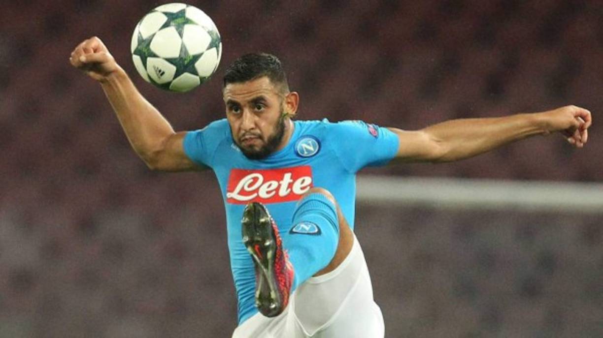 De acuerdo a informaciones de Tuttosport, el Atlético de Madrid se ha trasado como prioridad el fichaje de Faouzi Ghoulam, quien es uno de los mejores laterales izquierdos del momento. El jugador no termina de aceptar la oferta de renovación que le ha presentado el Napoli, por lo que el próximo verano se presenta como el último en el que podrían sacar una cantidad decente por su traspaso.