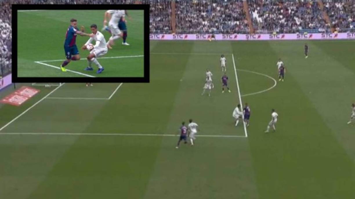 El VAR fue uno de los grandes protagonistas del partido. En el minuto 13, Roger Martí encaró a Raphäel Varane sobre el balcón del área del sector izquierdo y el balón impactó en la mano del central francés, que se encontraba sobre la línea. El sílbante consultó con el videoarbitraje y decretó el penal para el Levante.