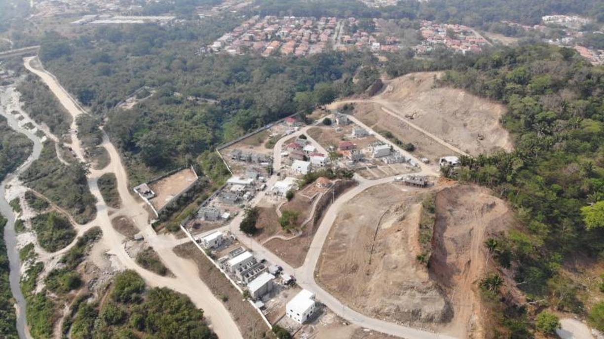 Hay incomodidad porque están siendo invadidos por personas que están llegando a habitar y están devastando un área protegida. El llamado es para que paren los permisos de construcción en la zona y las autoridades municipales hagan algo para detener el desastre en el cerro Campisa.