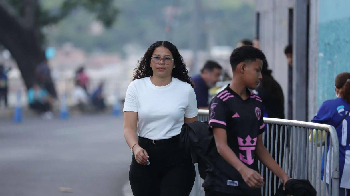 La presencia femenina engalanando en la previa del partido por la Nations League de la Concacaf. 