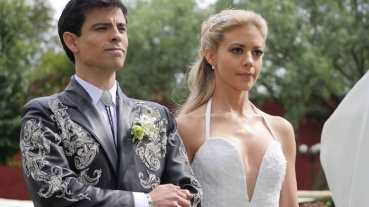 Mónica Robles y Víctor Casillas camino al altar.