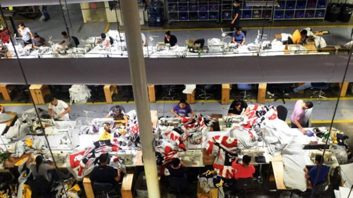 Las pandillas Mara Salvatrucha (MS-13) y Barrio 18 afrontan desde marzo de 2016 una constante persecución de las fuerzas de seguridad, que establecieron rigurosas medidas de seguridad en los presidios para cortar la comunicación de los cabecillas encarcelados y los que están en las calles.<br/><br/>Para Argueta, tener empleo 'es el principio de un gran sueño' de vida fuera de la pandilla.