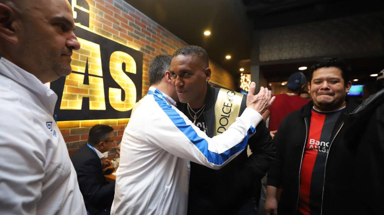 El abrazo de Brayan Beckeles con el presidente del Olimpia, Rafa Villeda. El defensor sufrió la final desde el banquillo.