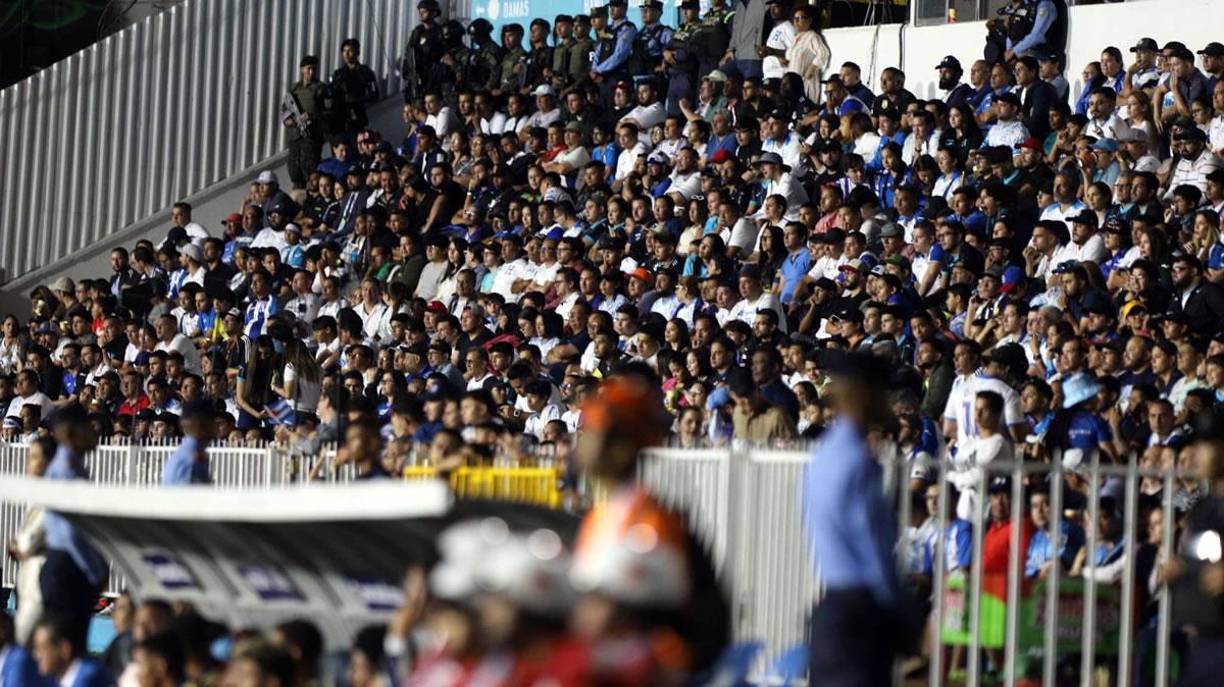 En sombra y silla también hubo llenazo. Los capitalinos le pusieron ambiente al choque ante Cuba.