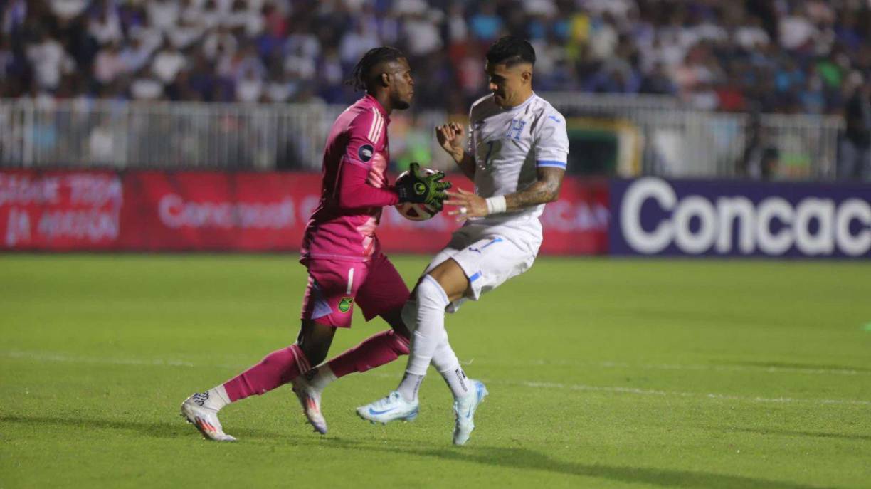 Jugando con la pelota abajo, Jamaica pudo haber sufrido más, pero los excesos de centros al área eran confites para la espigada zaga de los Reggae Boyz.