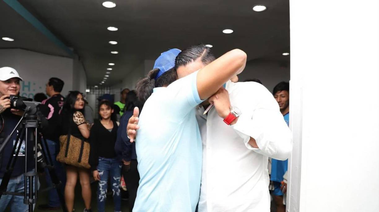 El abrazo de Rambo y Emilio Izaguirre en su llegada al Estadio Nacional.
