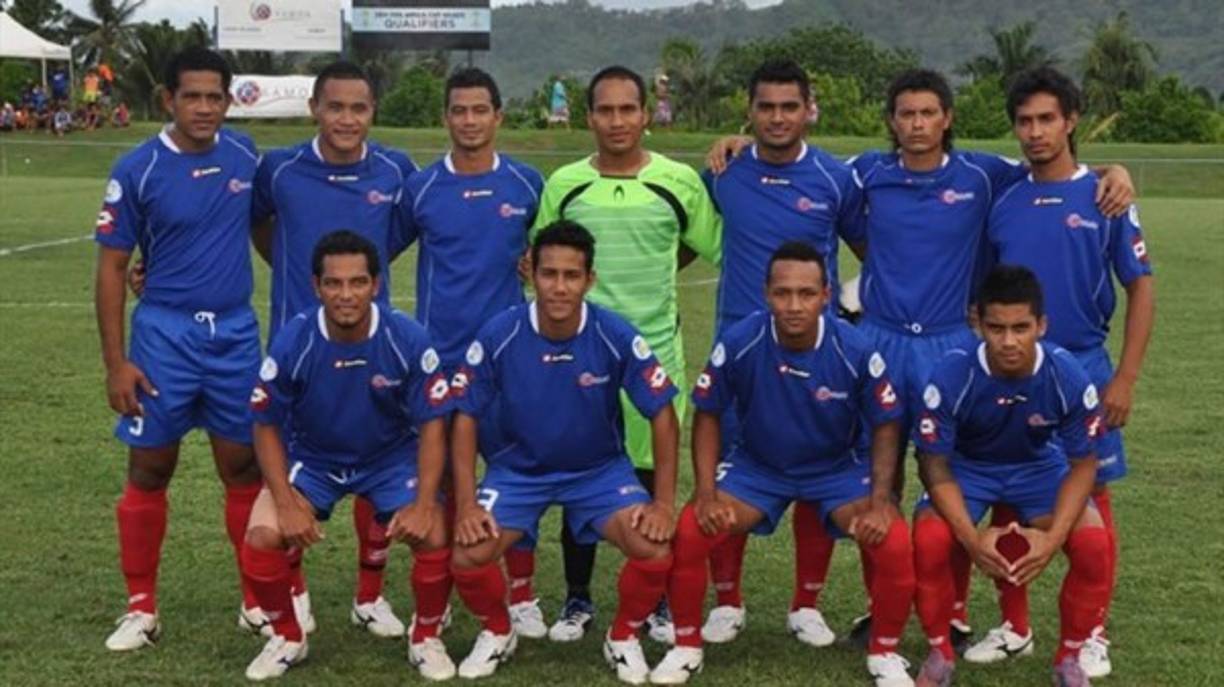 194 Samoa. De todas las tristes selecciones que tiene la confederación de Oceania definitivamente Samoa no podía quedarse atrás, afiliada a FIFA en 1986, Samoa no ha tenido un paso brillante en el fútbol, ni siquiera ha intentado sacar provecho de los débiles rivales como lo han hecho Nueva Zelanda y Australia en su tiempo; aunque no todo es amargura, en la eliminatoria rumbo a Brasil 2014 tuvo su mejor participación, en la primera fase quedó en primer lugar de su grupo al superar a Tonga, Samoa Americana y a las Islas Cook; el encanto duró poco pues en el grupo de la Segunda Fase le tocó perder por goleada con Tahití 10-1, 5-0 con Vanuatu y 9-0 con Nueva Caledonia, la realidad le dio una sólida cachetada en esa fase.
