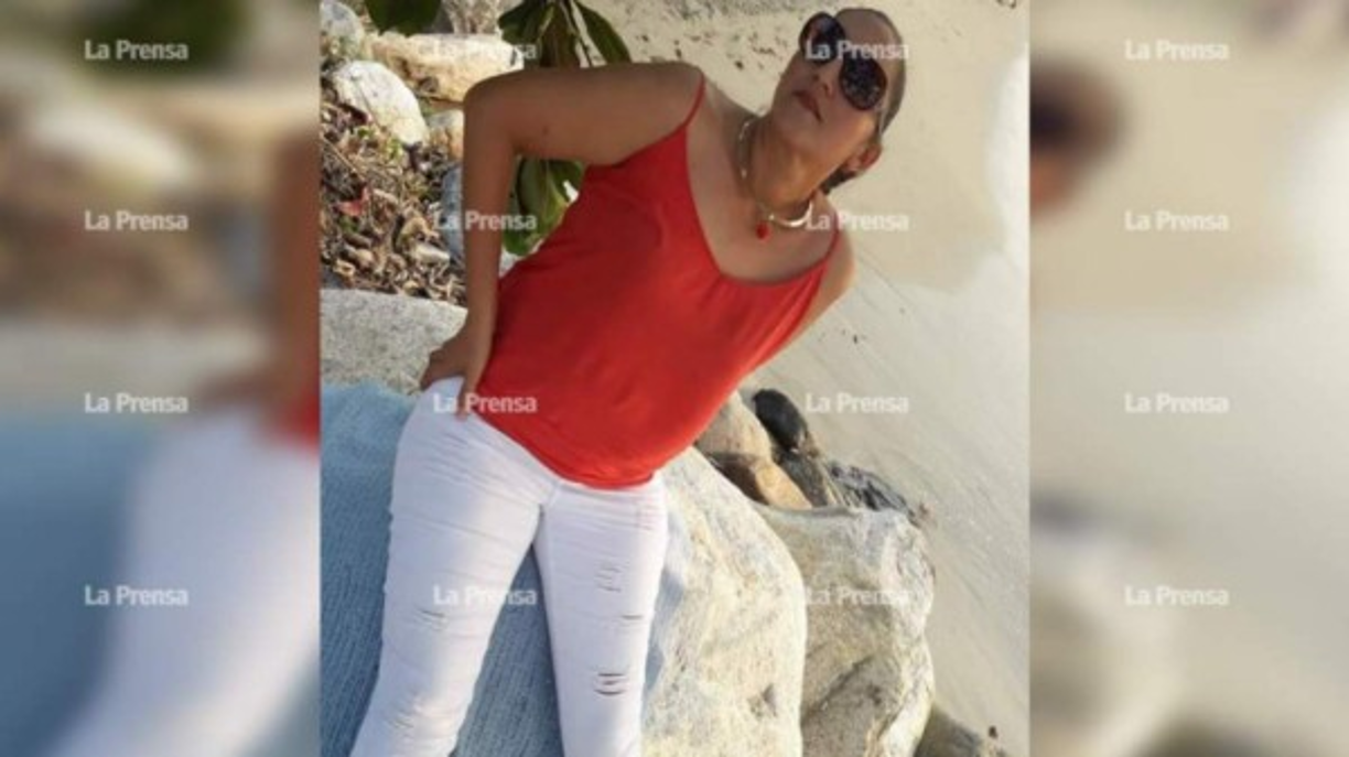 Una microempresaria fue asesinada de varios impactos de bala dentro de su vehículo la tarde de este lunes en la colonia 23 de Abril, zona norte del país. La víctima fue identificada como Iris Morales, propietaria de la empresa distribuidora de agua conocida como 'La Española'. Información preliminar indica que la fémina se transportaba en su automóvil tipo pick-up, cabina y media, de color negro y placas PB05106, con destino a la zona donde tiene la planta. De pronto, sujetos a bordo de un carro tipo turismo y de color gris, se le acercaron y le dispararon en reiteradas ocasiones hasta arrebatarle la vida.