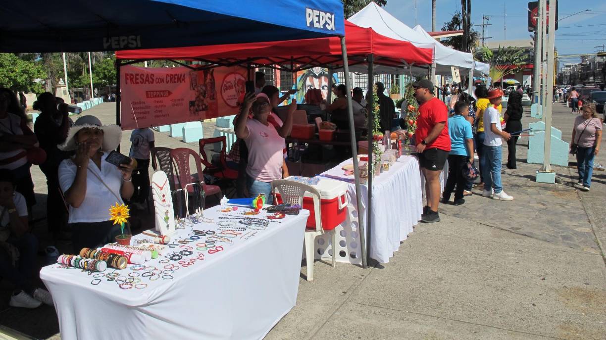 En el parque central varios emprendedores ofrecen souvenirs alusivos a la ciudad de La Ceiba. 
