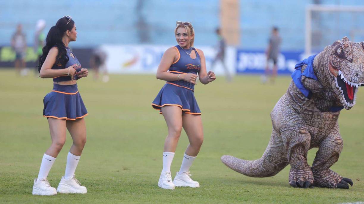 Las bellas chicas que enamoraron en el recinto sampedrano.