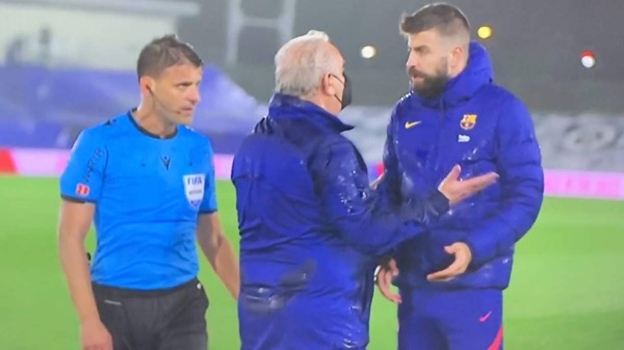 Gerard Piqué no jugó y bajó del palco para reclamar al árbitro Jesús Gil Manzano al final del partido. El defensa azulgrana recriminó al juez central que solo dio cuatro minutos en el añadido.