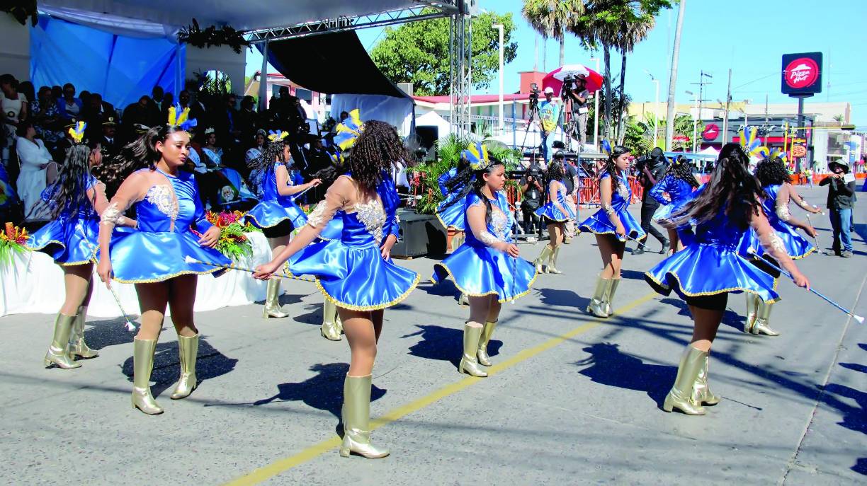 Fueron catorce centros educativos los que participaron, encabezados por el instituto oficial Manuel Bonilla, el más antiguo del litoral Atlántico, con 96 años de fundación. Las altas temperaturas no fueron factor para que los asistentes se quedaran hasta ver desfilar el último colegio.