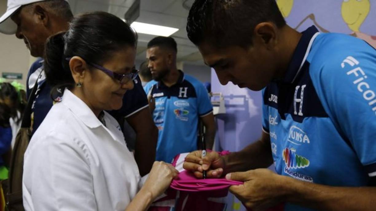 Jorge Claros firmando autógrafos en la visita.
