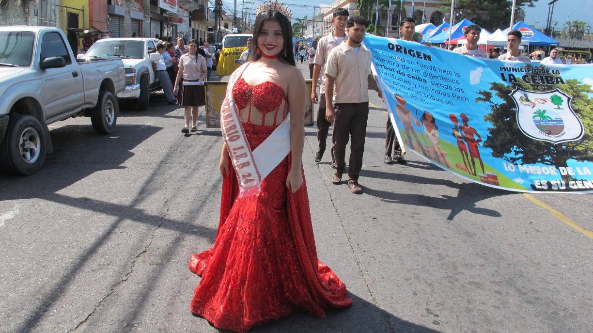 Scarleth Juárez es la Señorita Aniversario desfilando este viernes por la avenida San Isidro, en el aniversario de La Ceiba. 