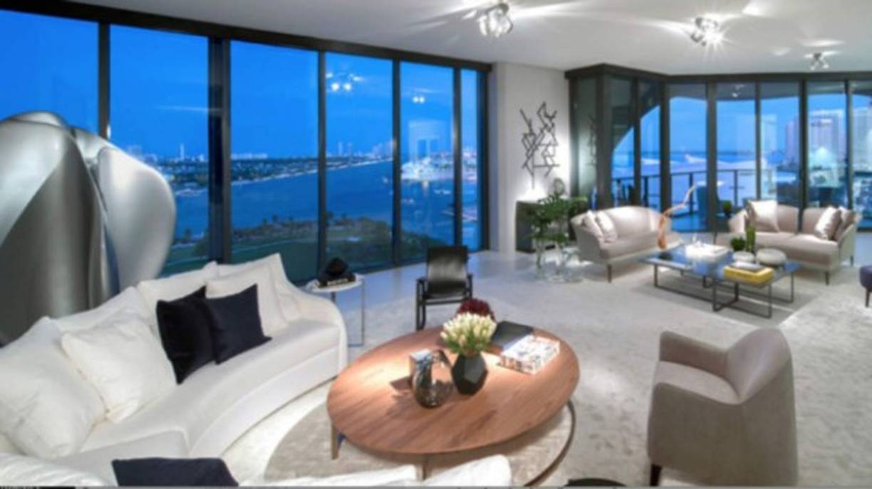 El edificio es el tercero más alto de Miami con una altura de 215 metros, tiene 60 pisos y 83 viviendas de 2, 3, 4 y hasta 5 dormitorios.