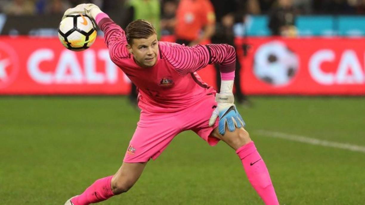 Mitchell Langerak: Portero que milita en el Levante de España, club en donde estuvo en su momento el tico Keylor Navas. Jugó el Mundial del 2014,ha pertenecido a clubes como el Dortmund, Stuttgart de Alemania.