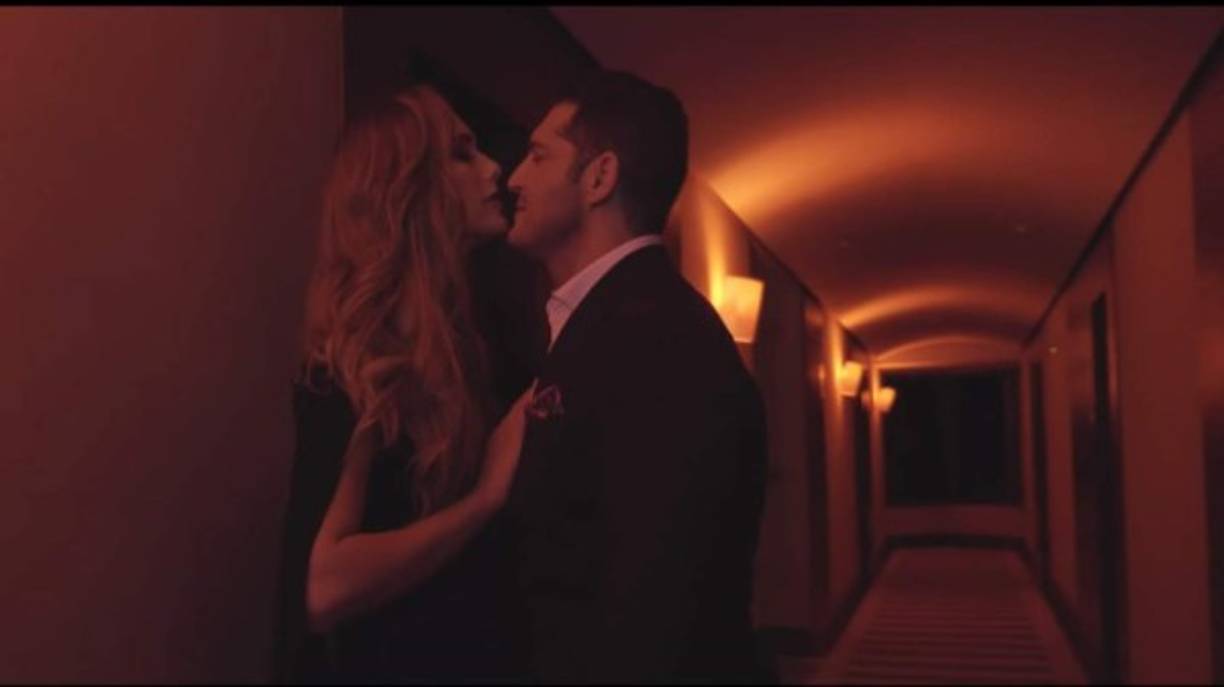 En el clip se puede ver a la modelo transexual aparecer en diferentes escenarios en plan romántico junto al cantante.
