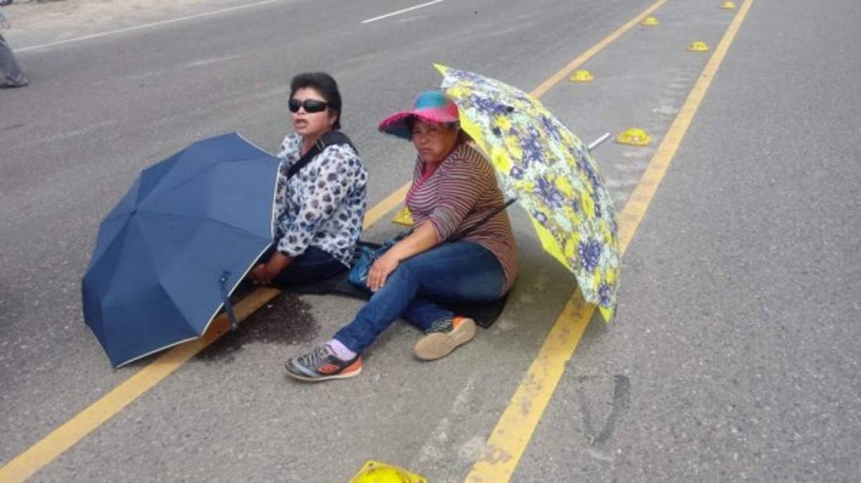 Muchos docentes se sentaron en el pavimento mientras realizaban el plantón.