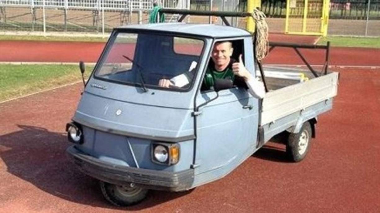 Shay Given, portero del Stoke City, conduciendo su Piaggio Ape.