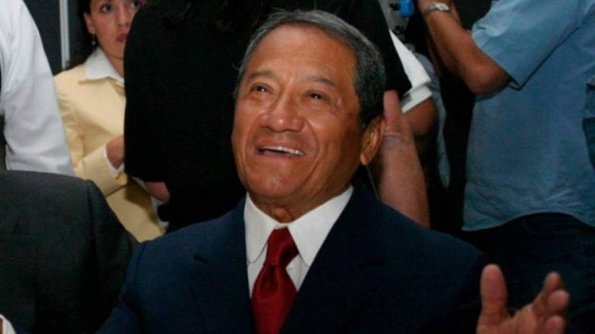 Destaca el Premio Billboard de la Música Latina a la Trayectoria Artística, otorgado al maestro en este 2020.