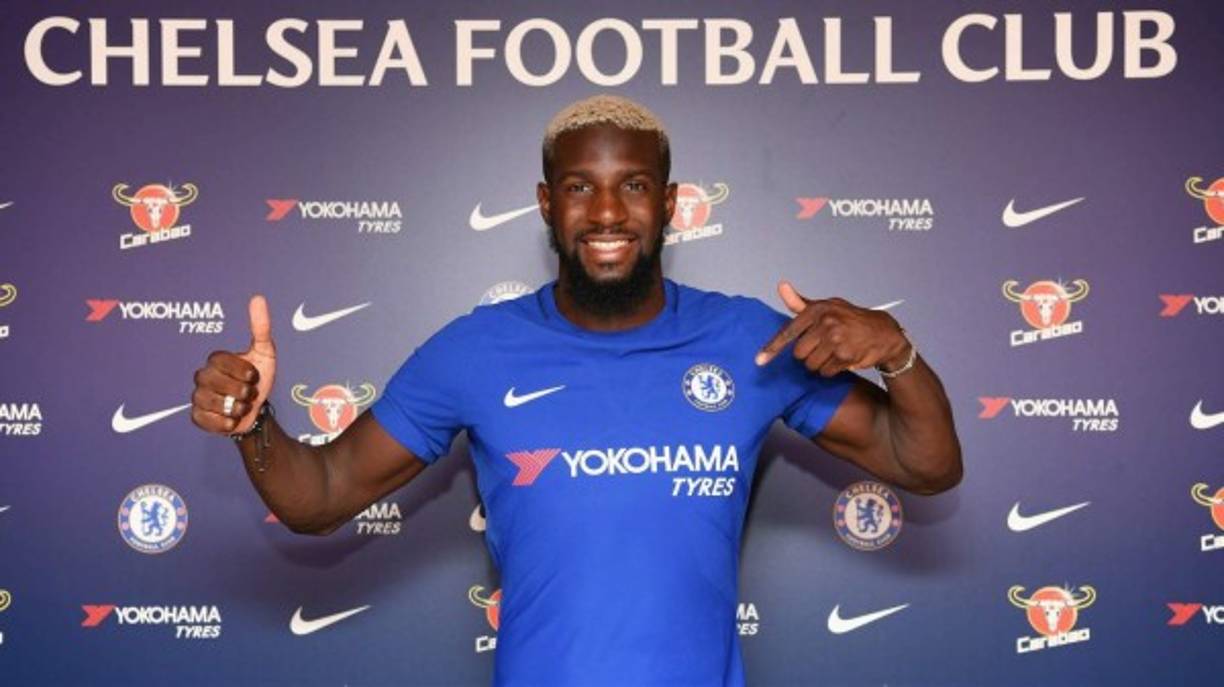 El centrocampista francés Tiémoué Bakayoko, del Chelsea, sería el jugador que ha elegido el Napoli para reforzar su medio del campo. Directivos del club italiano ya contactaron por teléfono al club inglés para concretar una oferta por el jugador galo. Según la Gazzetta dello Sport, el fichaje podría ser una realidad en las próximas horas.