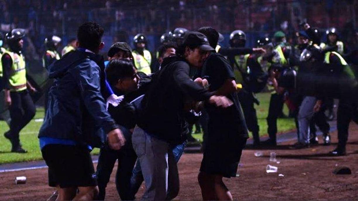 La cancha del estadio Kanjuruhan se convirtió en una zona de guerra y terror.