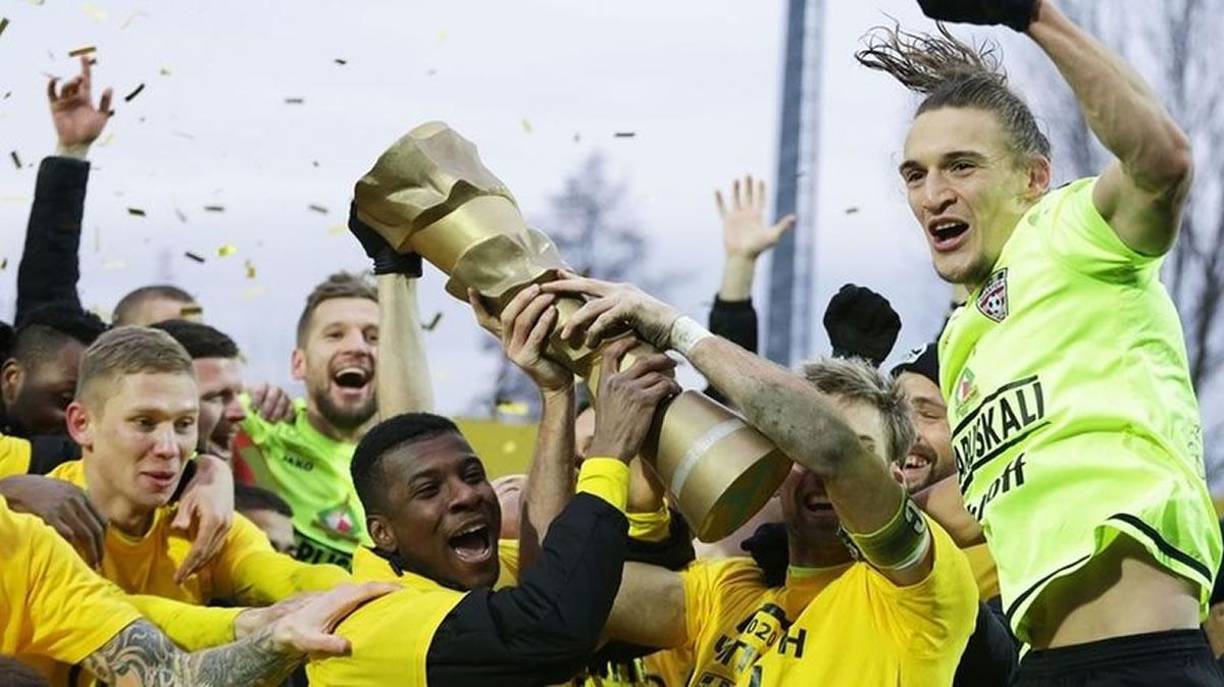 Además, el Shakhtar Soligorsk, que deberá pagar unos 375.000 rublos bielorrusos (135.000 euros) como multa, fue privado del derecho a jugar la próxima temporada en la UEFA Champions League.