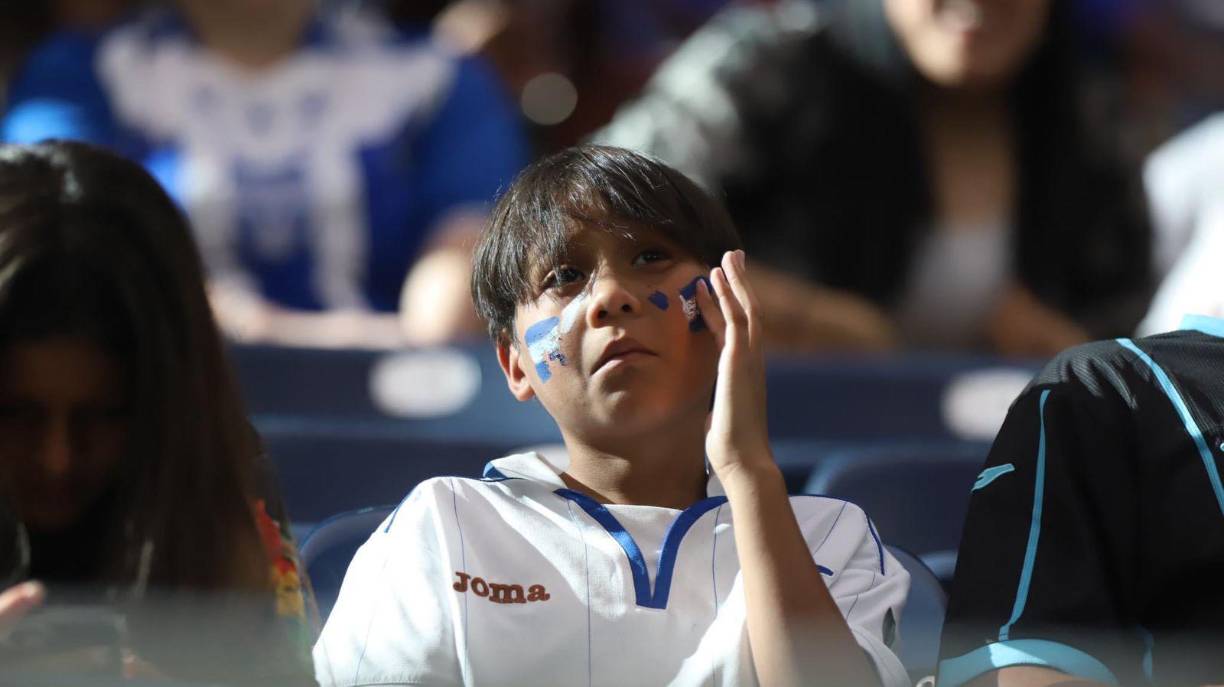 Los niiños también llenaron de color y llegaron para ver el gran duelo.