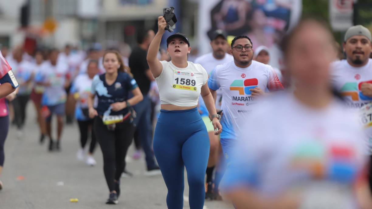 Esta hermosa mujer resaltó entre la multitud con mucha determinación hasta llegar con éxito a la meta.