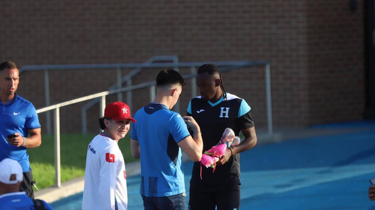 Alberth Elis también aprovechó para tomarse fotografías y compartir con algunos de los catrachos presentes.