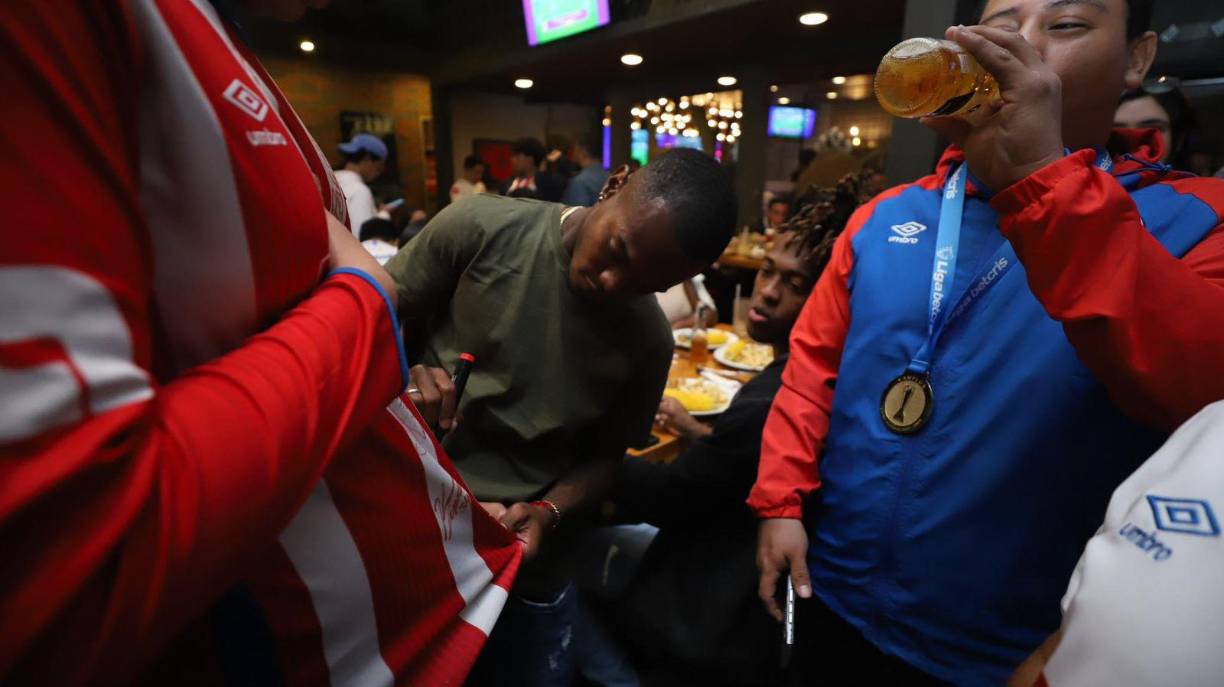 Solano también aprovechó para firmar algunos autógrafos a los aficionados del Olimpia presentes en el lugar. 