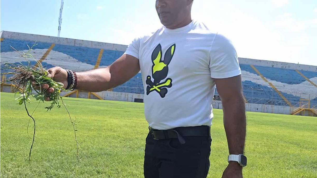 Moncada arremete contra la empresa encargada del mantenimiento de la cancha. “Me pregunto dónde está la máquina que tendría que tener ya esta empresa para estar emparejando día con día esta inversión carísima”.