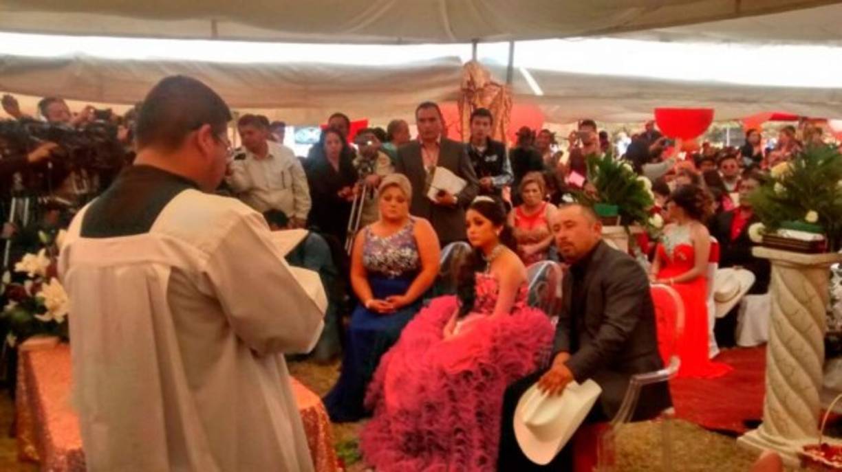 1. La misa: Momentos de angustia y desesperación es lo que vivió Rubí, cuando el sacerdote Felipe Martínez, encargado de oficiar su misa en el templo de la Virgen de Guadalupe de la cabecera municipal, estuvo a punto de cancelar la misa debido al descontrol que había por toda la gente que quería entrar a la iglesia.