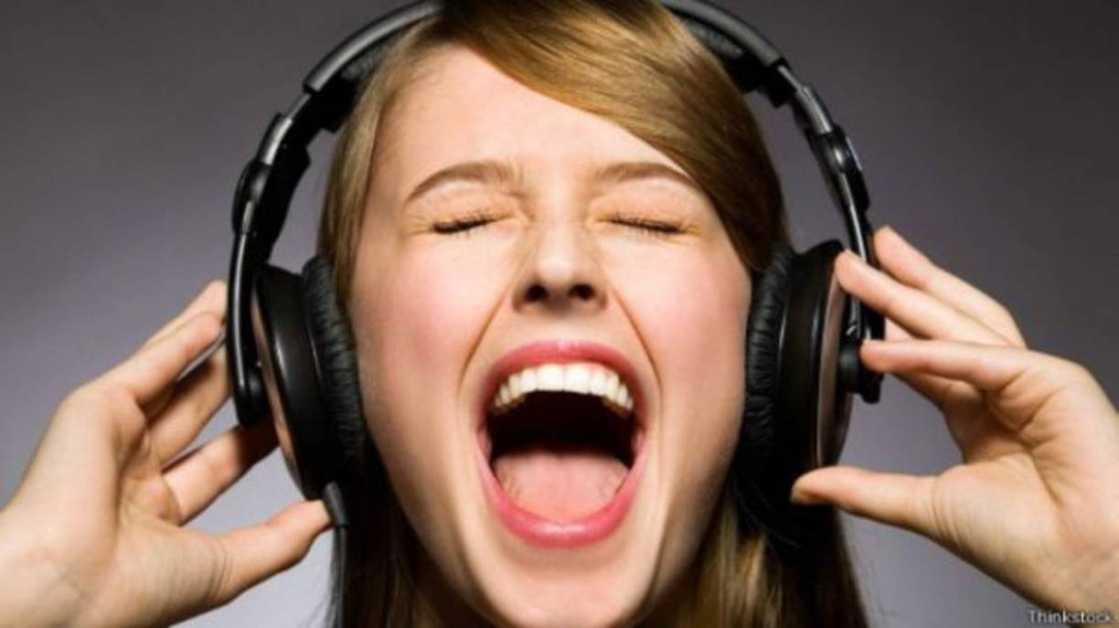 4. Escucha tu canción preferida.<br/><br/>La música es ideal para relajar a las personas, pero si escuchas alguna melodía que te encante, el efecto se duplicará.