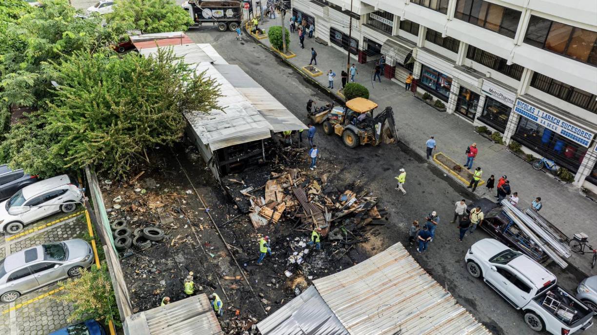 El Cuerpo de Bomberos fue alertado por personas que observaron las llamas en el lugar; no obstante, cuando los apagafuegos llegaron, más de una decena de puestos ya habían sido reducidos a cenizas.