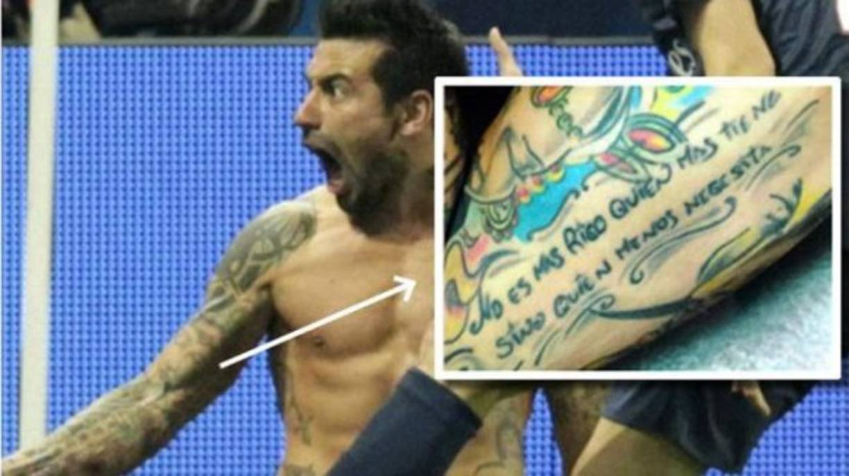 Ezequiel Lavezzi: 'No es más rico quien más tiene sino quien menos necesita'. Así como está escrita, la frase parece no tener ningún problema. Lo que pasa es que originalmente el tatuador puso una 'S' en lugar de una 'C' y luego tuvo que corregirlo.