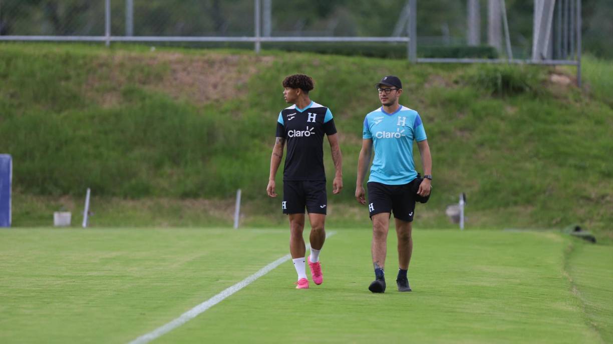 Antes de comenzar los trabajos, el jugador hizo ejercicios diferenciados con el kinesiólogo Jorge Pacheco ya que el viernes salió lesionado del juego con el Inter Miami.