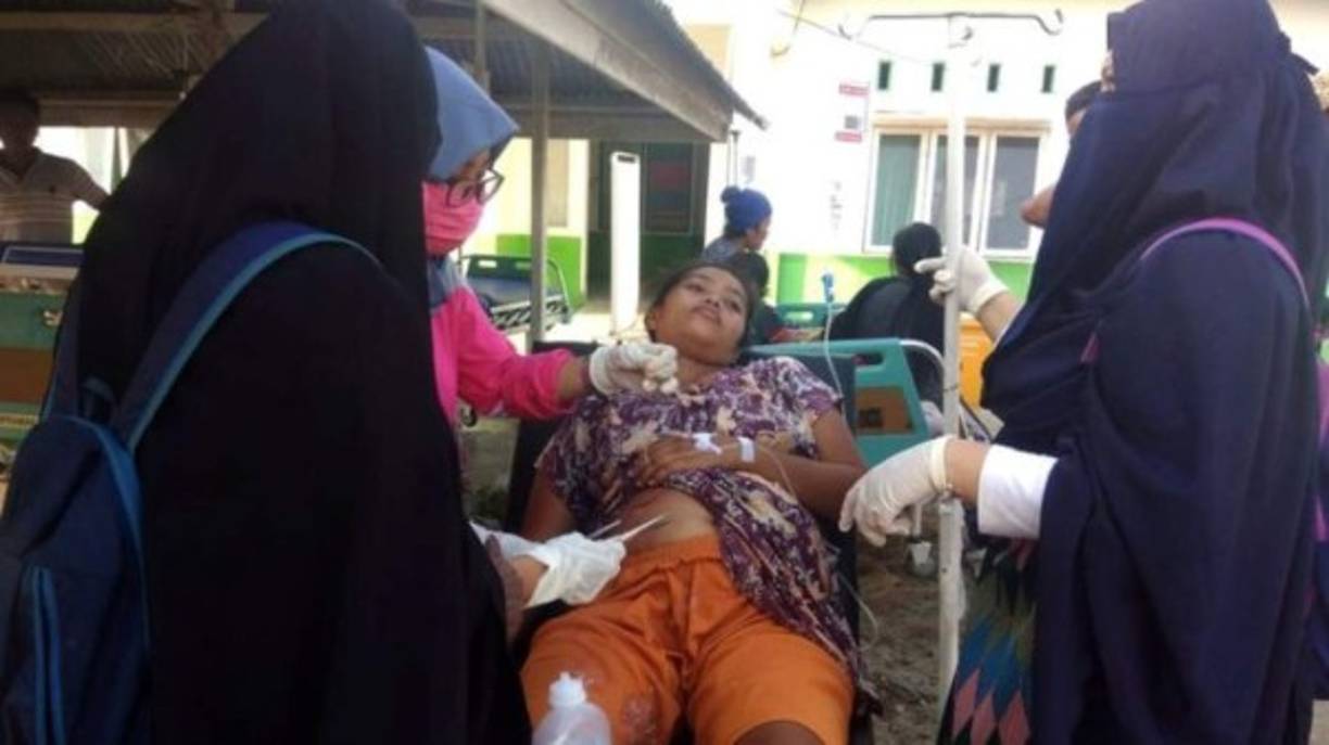 Una víctima del fuerte sismo recibe tratamiento en la ciudad de Palu.