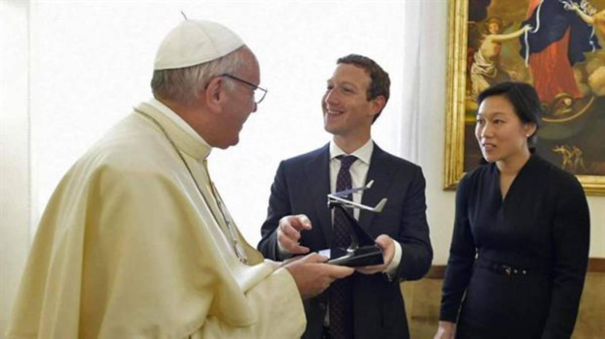El multimillonario Mark zuckerberg y su esposa Priscilla Chan en su visita al Pontífice. En un inicio el protocolo vaticano para las audiencias papales obligaban a los hombres, independientemente de su cargo, a utilizar frac para estar frente al sucesor de Pedro. Sin embargo, a partir de la década de los 80 del siglo pasado se volvieron menos estrictas las normas que rigen la indumentaria y permitieron a los caballeros acudir ante la presencia del Sumo Pontífice vestidos de traje oscuro –negro, azul marino o gris oxford– y corbata en tonos sobrios.