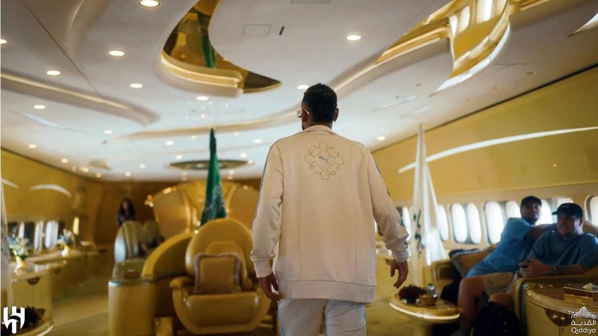 En otra de las salas de reuniones, con mesas y sillas para un número mayor de presentes, hay incluso una barra disponible. El avión, incluso, tiene dormitorios. Todo lujo.