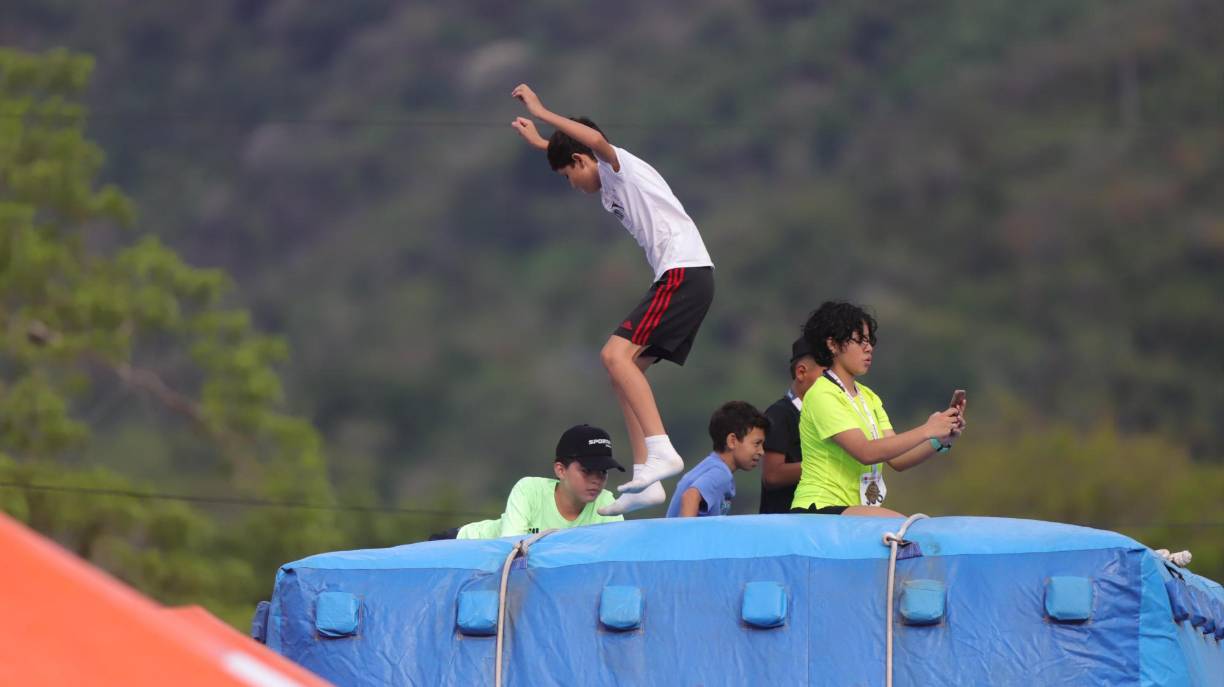 Este pequeño se divirtió a lo grande junto a otros pequeños con los saltarines habilitados para su entretenimiento.