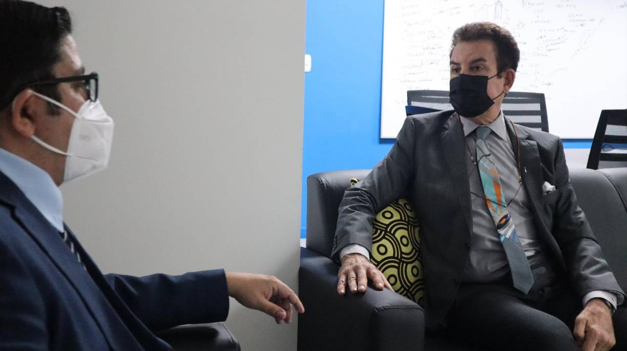 Y finalizó: “Le importa un bledo el país y hace campaña política con dinero público. Si tenés ética, renuncia”. 