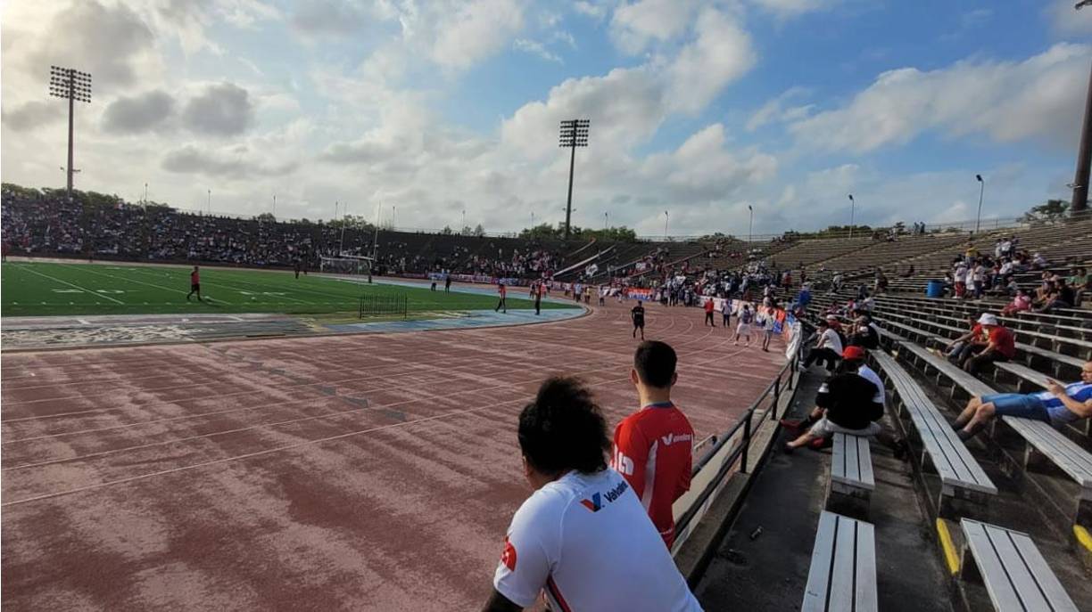 Así lucía el estadio Tag Gormley de Nueva Orleans antes del partido.